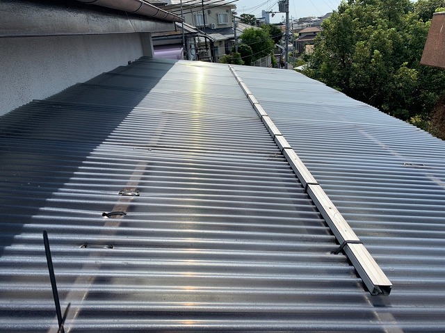 波板はインシュロックで固定されています